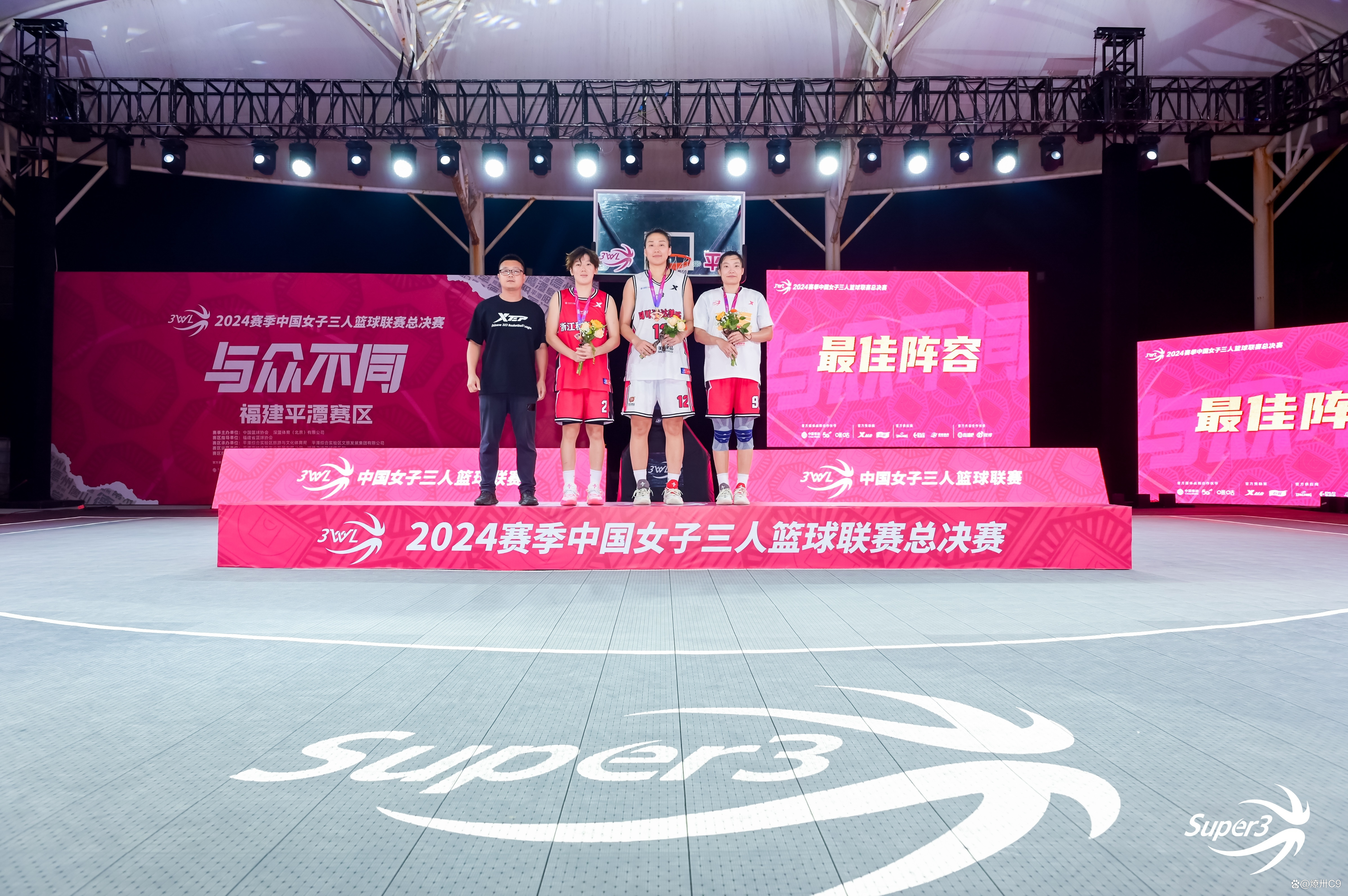 中国女子篮球联赛激烈角逐，展现女性风采
