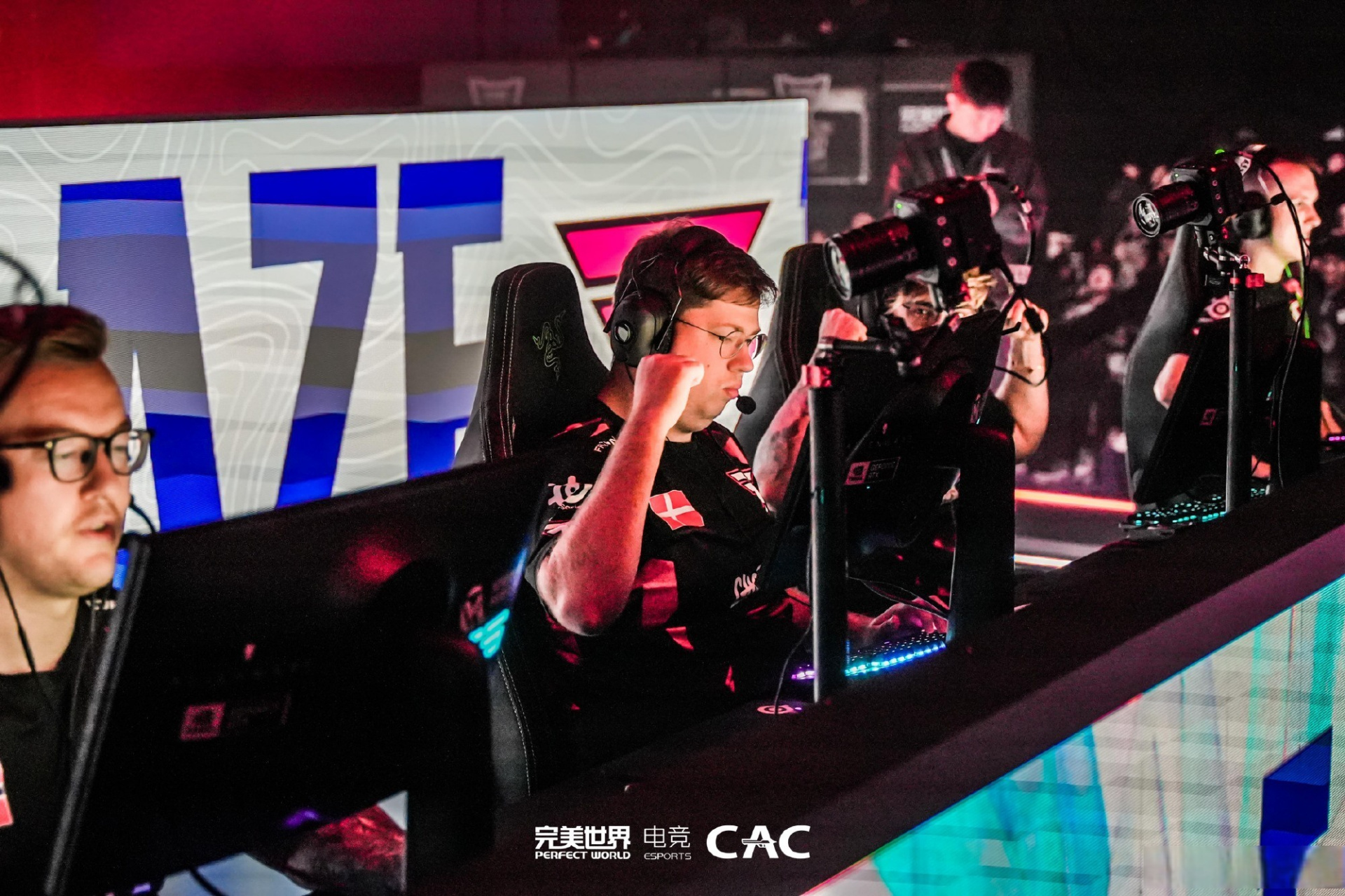 九游网页版官网-《CS:GO》赛事对硬件产业的促进：高端显卡与外设的需求