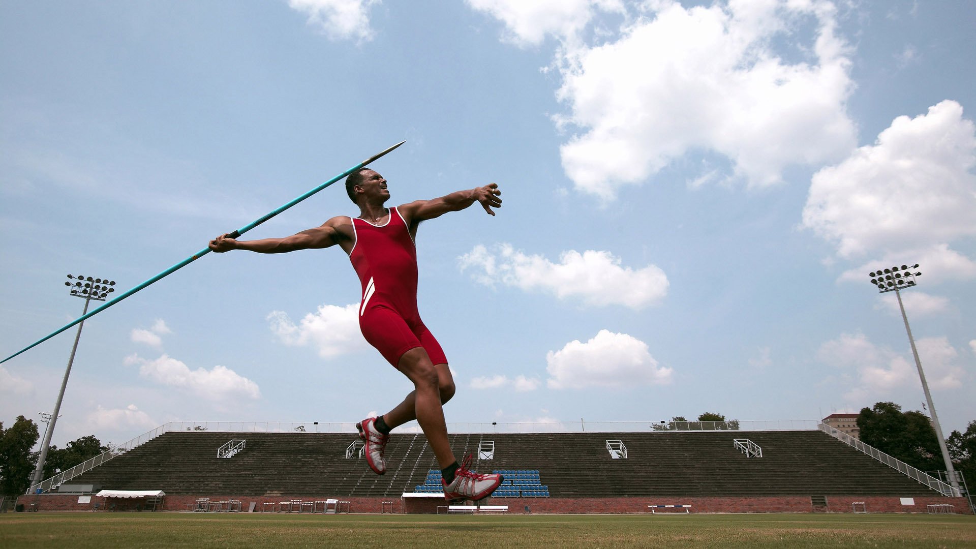 猛龙队在主场迎来胜利,士气大振,猛龙队球场